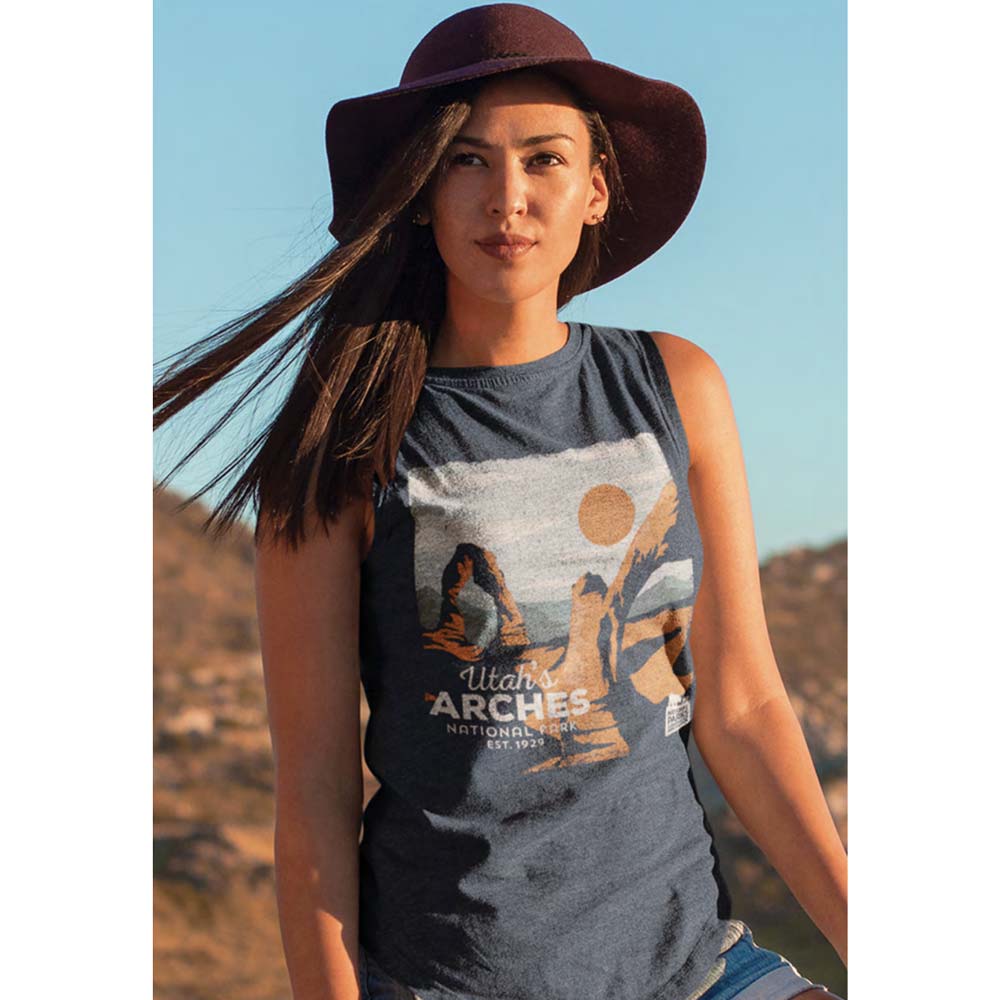 NATIONAL PARKS Eye-Catching TANK, UTAHS ARCHES