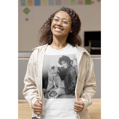 WHITNEY HOUSTON Eye-Catching T-Shirt, BW Brick Wall Sit